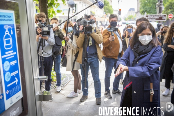 Anne Hidalgo et Jean-Charles Decaux, présentent des distributeurs de solution hydroalcoolique installés sur le mobilier urbain dans les rues de Paris