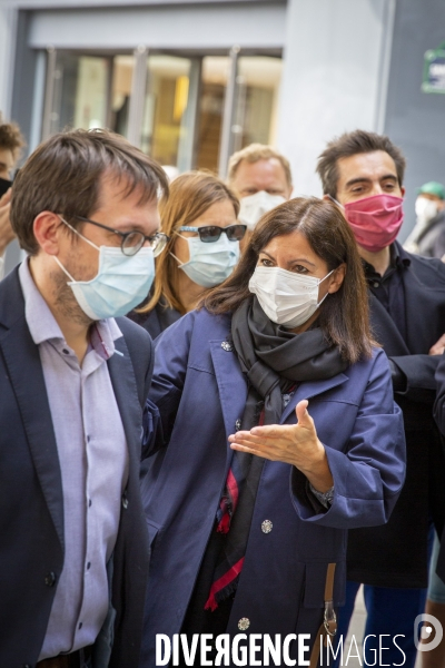 Anne Hidalgo et Jean-Charles Decaux, présentent des distributeurs de solution hydroalcoolique installés sur le mobilier urbain dans les rues de Paris