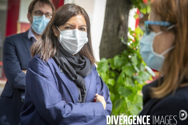 Anne Hidalgo et Jean-Charles Decaux, présentent des distributeurs de solution hydroalcoolique installés sur le mobilier urbain dans les rues de Paris