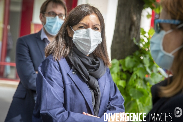 Anne Hidalgo et Jean-Charles Decaux, présentent des distributeurs de solution hydroalcoolique installés sur le mobilier urbain dans les rues de Paris