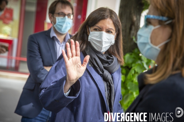 Anne Hidalgo et Jean-Charles Decaux, présentent des distributeurs de solution hydroalcoolique installés sur le mobilier urbain dans les rues de Paris