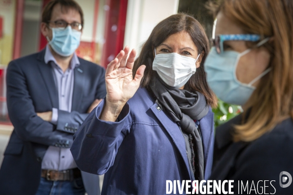 Anne Hidalgo et Jean-Charles Decaux, présentent des distributeurs de solution hydroalcoolique installés sur le mobilier urbain dans les rues de Paris