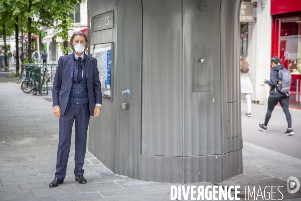 Anne Hidalgo et Jean-Charles Decaux, présentent des distributeurs de solution hydroalcoolique installés sur le mobilier urbain dans les rues de Paris