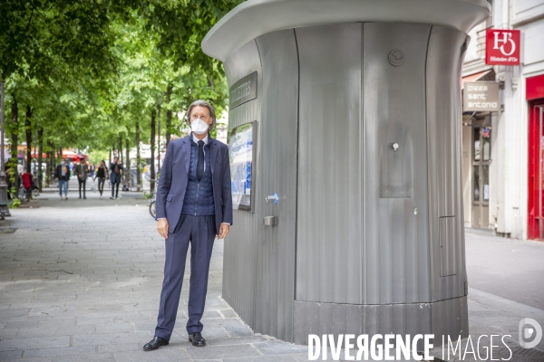 Anne Hidalgo et Jean-Charles Decaux, présentent des distributeurs de solution hydroalcoolique installés sur le mobilier urbain dans les rues de Paris