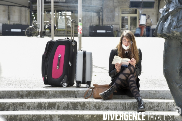 Covid-19. Voyageurs en attente d un train. travelers waiting at a railway station. The Covid-19 Coronavirus pandemic.