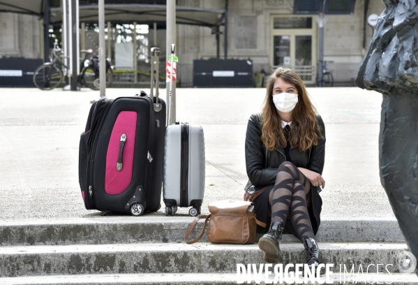 Covid-19. Voyageurs en attente d un train. travelers waiting at a railway station. The Covid-19 Coronavirus pandemic.