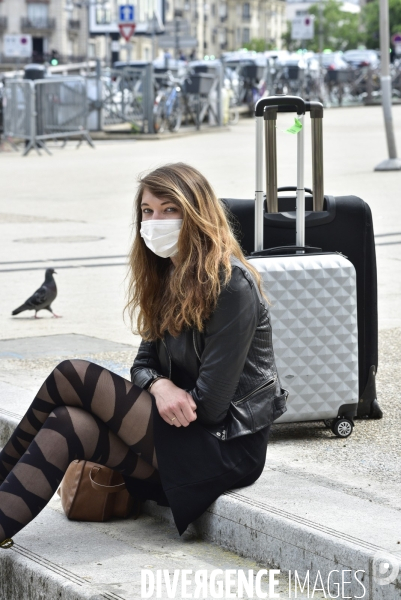 Covid-19. Voyageurs en attente d un train. travelers waiting at a railway station. The Covid-19 Coronavirus pandemic.