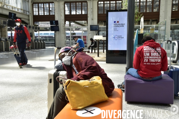 Covid-19. Voyageurs en attente d un train. travelers waiting at a railway station. The Covid-19 Coronavirus pandemic.