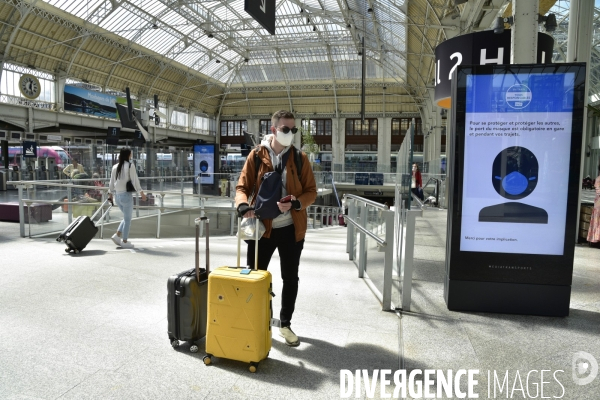 Covid-19. Voyageurs en attente d un train. travelers waiting at a railway station. The Covid-19 Coronavirus pandemic.