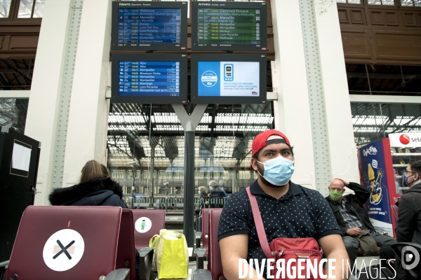 Covid-19. Voyageurs en attente d un train. travelers waiting at a railway station. The Covid-19 Coronavirus pandemic.