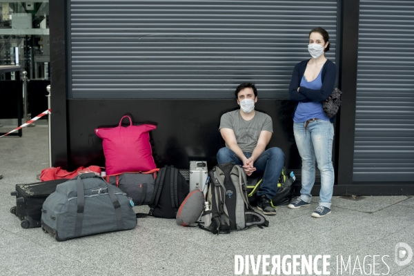 Covid-19. Voyageurs en attente d un train. travelers waiting at a railway station. The Covid-19 Coronavirus pandemic.