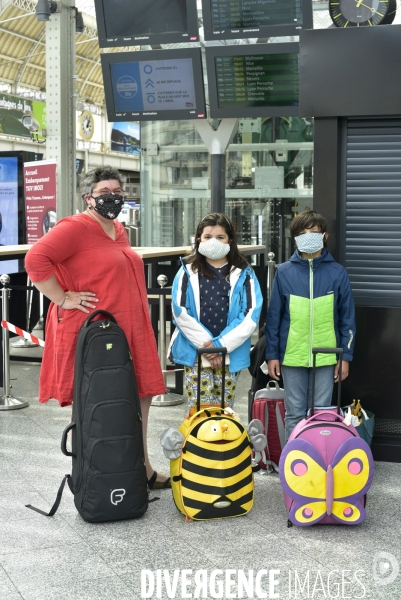 Covid-19. Voyageurs en attente d un train. travelers waiting at a railway station. The Covid-19 Coronavirus pandemic.