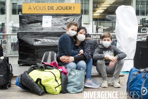 Covid-19. Voyageurs en attente d un train. travelers waiting at a railway station. The Covid-19 Coronavirus pandemic.
