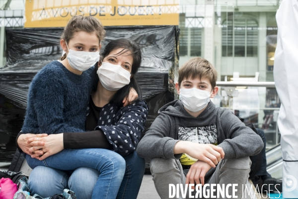 Covid-19. Voyageurs en attente d un train. travelers waiting at a railway station. The Covid-19 Coronavirus pandemic.