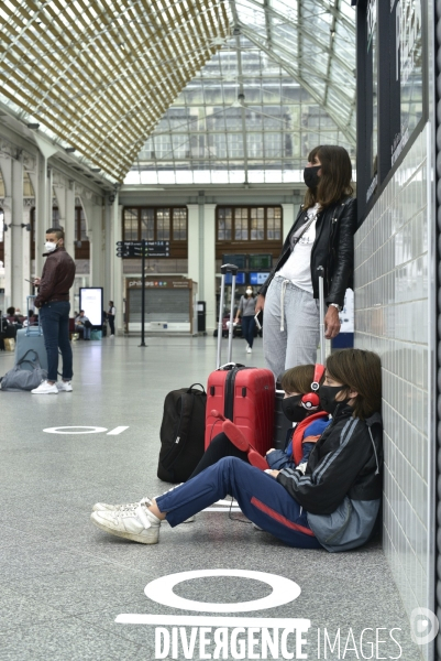 Covid-19. Voyageurs en attente d un train. travelers waiting at a railway station. The Covid-19 Coronavirus pandemic.