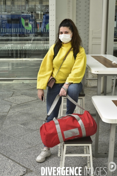 Covid-19. Voyageurs en attente d un train. travelers waiting at a railway station. The Covid-19 Coronavirus pandemic.