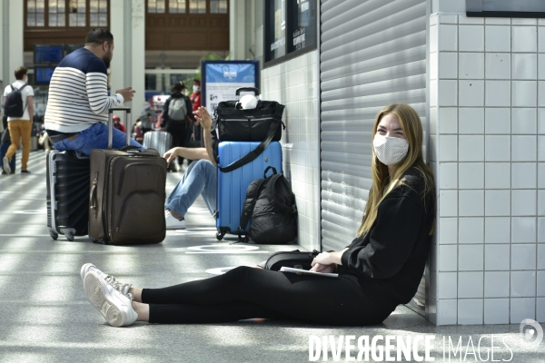 Covid-19. Voyageurs en attente d un train. travelers waiting at a railway station. The Covid-19 Coronavirus pandemic.