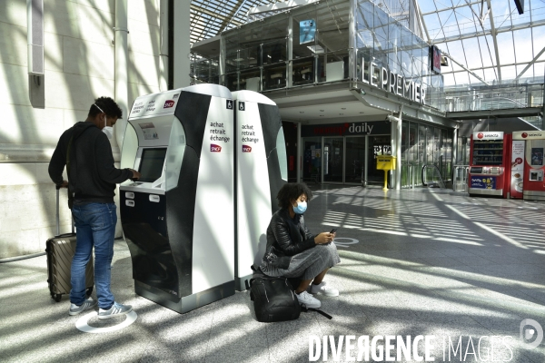 Covid-19. Voyageurs en attente d un train. travelers waiting at a railway station. The Covid-19 Coronavirus pandemic.