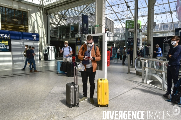 Covid-19. Voyageurs en attente d un train. travelers waiting at a railway station. The Covid-19 Coronavirus pandemic.