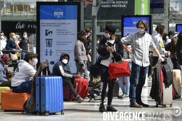 Covid-19. Voyageurs en attente d un train. travelers waiting at a railway station. The Covid-19 Coronavirus pandemic.