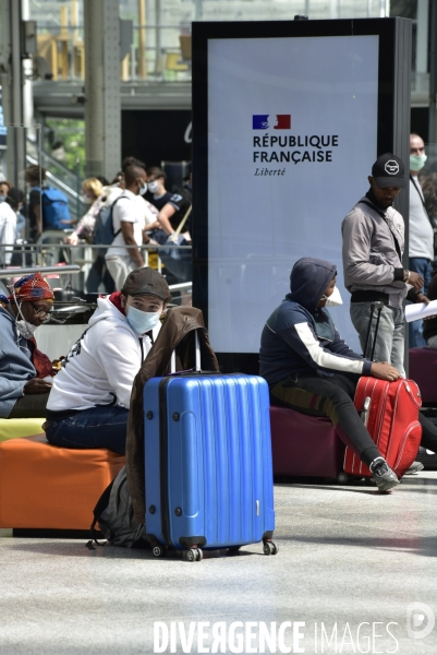 Covid-19. Voyageurs en attente d un train. travelers waiting at a railway station. The Covid-19 Coronavirus pandemic.