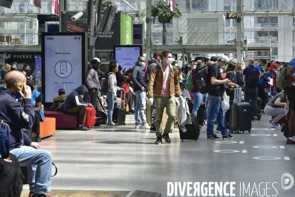 Covid-19. Voyageurs en attente d un train. travelers waiting at a railway station. The Covid-19 Coronavirus pandemic.