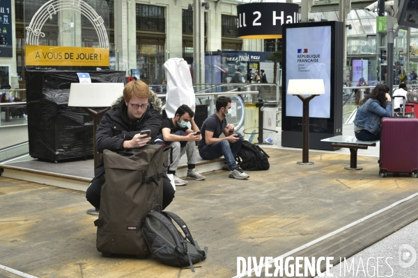 Covid-19. Voyageurs en attente d un train. travelers waiting at a railway station. The Covid-19 Coronavirus pandemic.