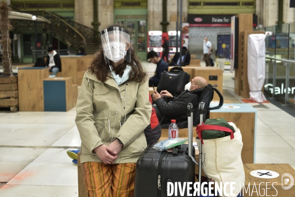 Covid-19. Voyageurs en attente d un train. travelers waiting at a railway station. The Covid-19 Coronavirus pandemic.