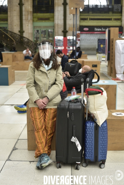 Covid-19. Voyageurs en attente d un train. travelers waiting at a railway station. The Covid-19 Coronavirus pandemic.