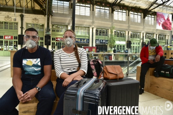 Covid-19. Voyageurs en attente d un train. travelers waiting at a railway station. The Covid-19 Coronavirus pandemic.