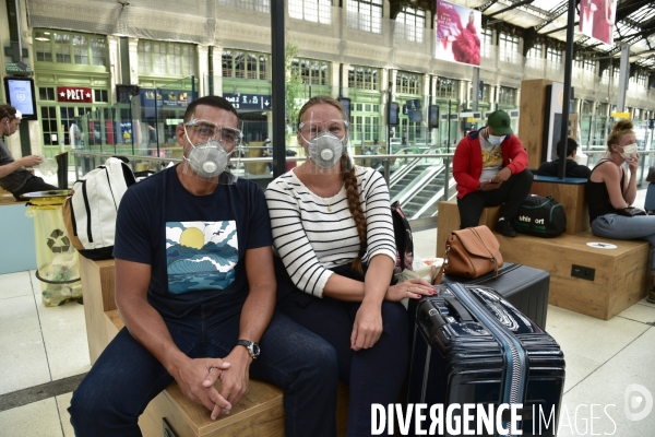 Covid-19. Voyageurs en attente d un train. travelers waiting at a railway station. The Covid-19 Coronavirus pandemic.