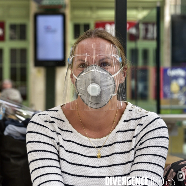 Covid-19. Voyageurs en attente d un train. travelers waiting at a railway station. The Covid-19 Coronavirus pandemic.