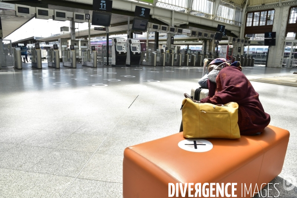 Covid-19. Voyageurs en attente d un train. travelers waiting at a railway station. The Covid-19 Coronavirus pandemic.