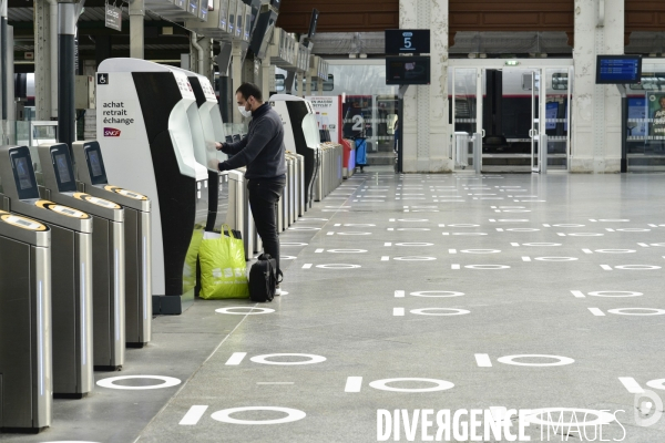 Covid-19. Voyageurs en attente d un train. travelers waiting at a railway station. The Covid-19 Coronavirus pandemic.