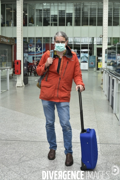 Covid-19. Voyageurs en attente d un train. travelers waiting at a railway station. The Covid-19 Coronavirus pandemic.