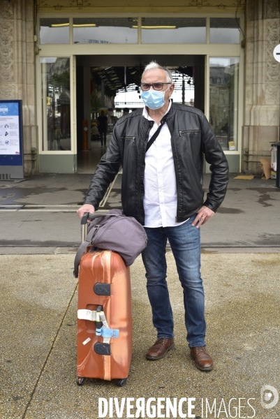 Covid-19. Voyageurs en attente d un train. travelers waiting at a railway station. The Covid-19 Coronavirus pandemic.