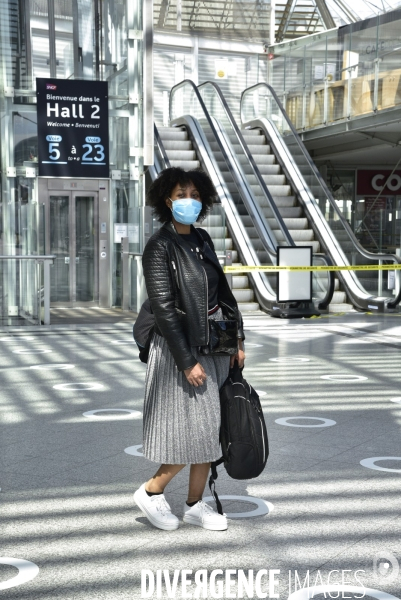 Covid-19. Voyageurs en attente d un train. travelers waiting at a railway station. The Covid-19 Coronavirus pandemic.