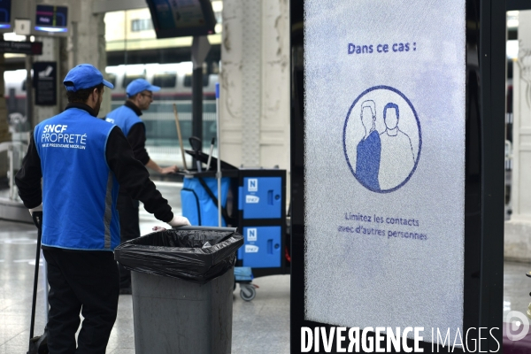 Covid-19. Voyageurs en attente d un train. travelers waiting at a railway station. The Covid-19 Coronavirus pandemic.