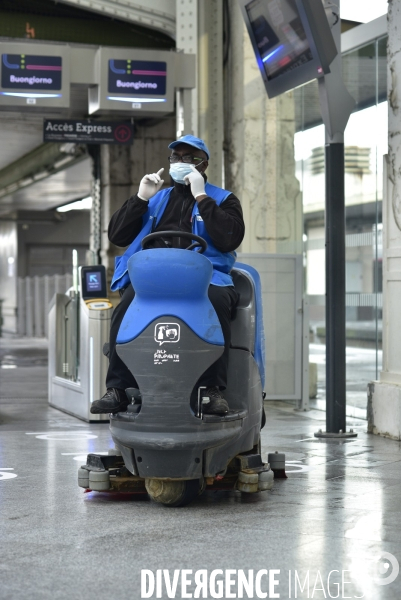 Covid-19. Voyageurs en attente d un train. travelers waiting at a railway station. The Covid-19 Coronavirus pandemic.