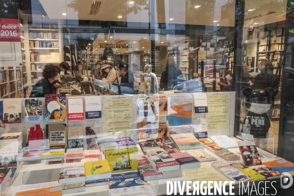 La librairie le divan reouvre masquee