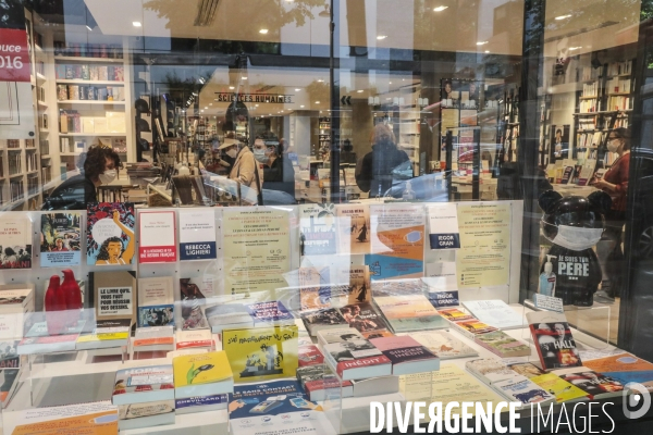 La librairie le divan reouvre masquee