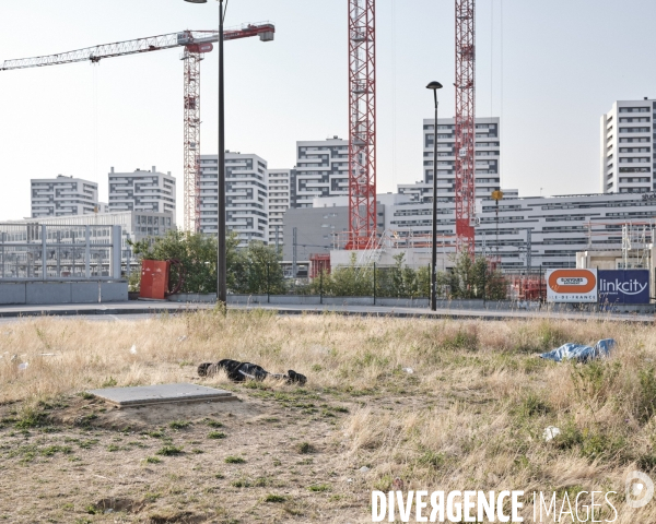 Paris, Porte d Aubervilliers, réfugié allongé