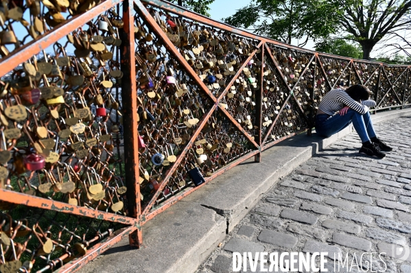 Adolescente sur le parvis du sacré coeur