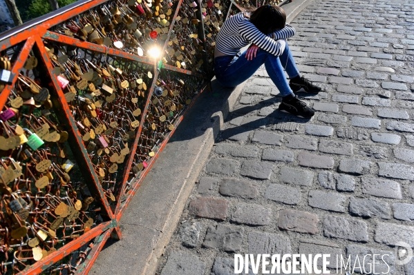 Adolescente sur le parvis du sacré coeur