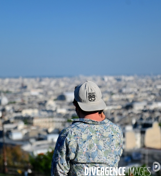 Adolescent sur le parvis du sacré coeur