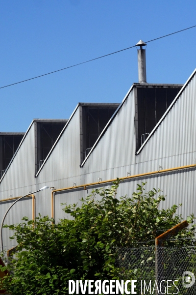 Illustration toit usine en dents de scie