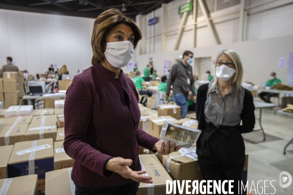 Atelier éphémère de confection de masques au Parc Chanot à Marseille