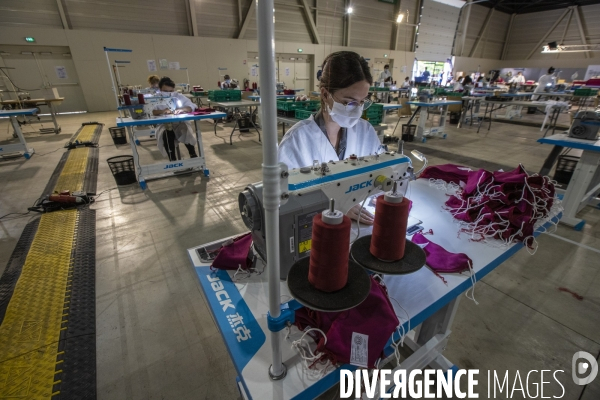 Atelier éphémère de confection de masques au Parc Chanot à Marseille