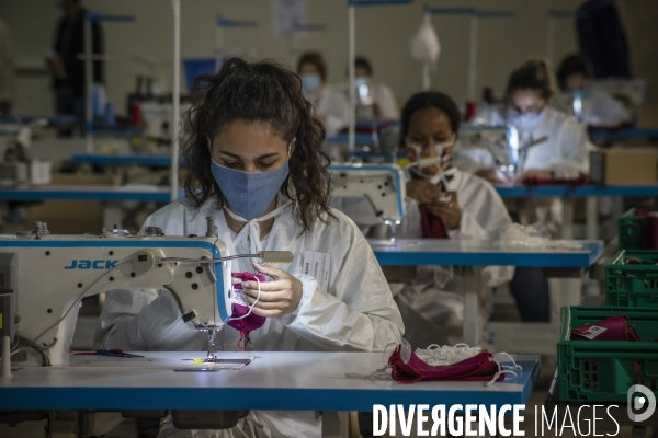 Atelier éphémère de confection de masques au Parc Chanot à Marseille