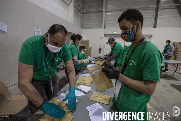 Atelier éphémère de confection de masques au Parc Chanot à Marseille